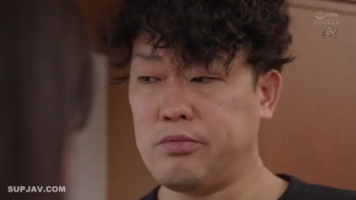 室内 · 严肃 · 站立 · 面部特写 · 凝视 · T恤