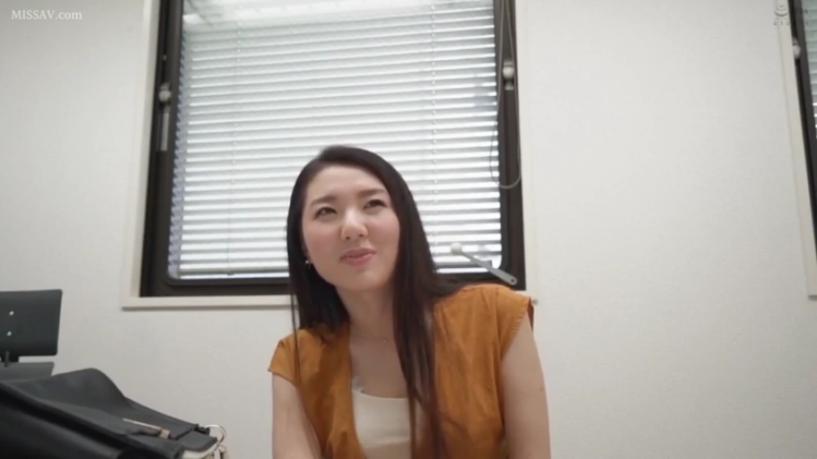 坐姿 · 交谈 · 办公室 · 面部特写 · 长发 · 疑惑 · 橙色上衣 · 黑色皮包