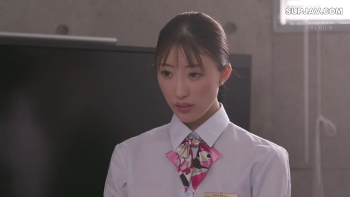 室内 · 严肃 · 面部 · 站立 · 职业装 · 凝视 · 职场 · 丝巾