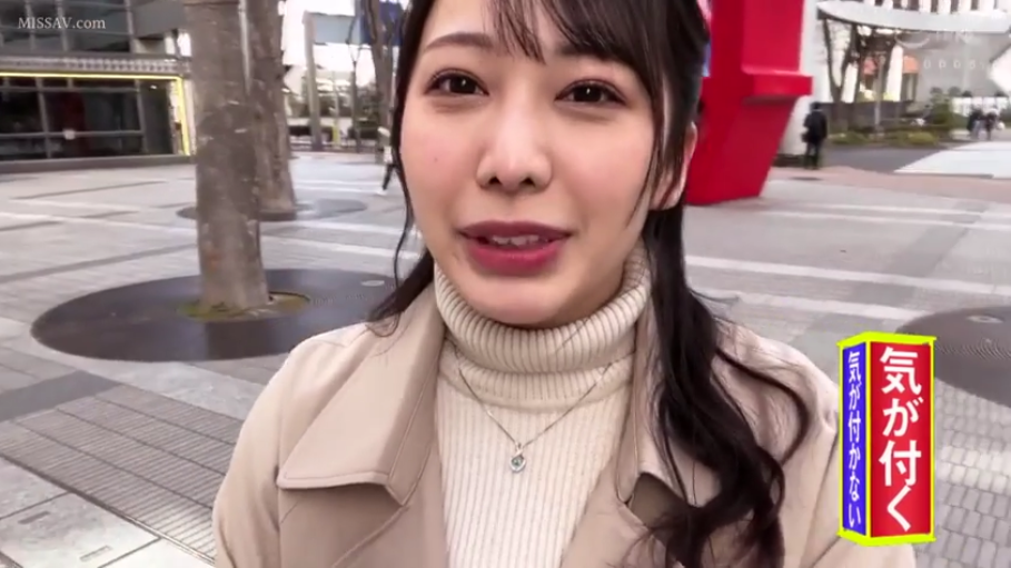 站立 · 微笑 · 面部特写 · 户外 · 说话 · 亚洲女性 · 风衣