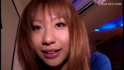 室內 · 臉部特寫 · 愉悅 · 微笑 · 空调 · 蓝色上衣 · 正对镜头