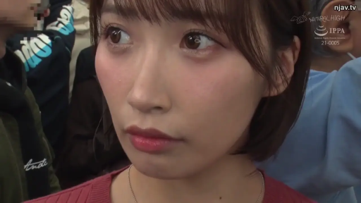 严肃 · 脸部特写 · 站姿 · 痴汉 · 电车内 · 观望 · 红色针织衫