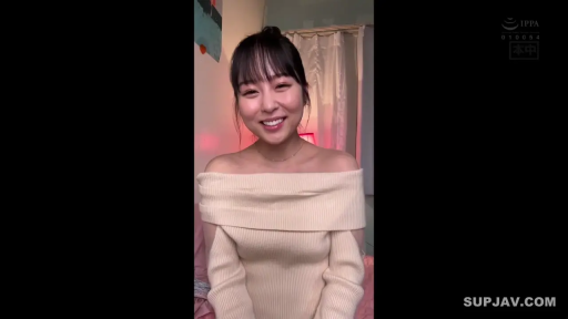 室内 · 坐姿 · 微笑 · 面对镜头 · 上半身特写 · 高清 · 一字领毛衣