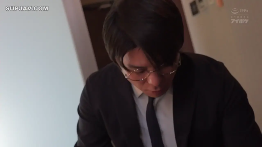 室內 · 嚴肅 · 俯身 · 眼鏡 · 注視 · 西裝 · 男性 · 头部