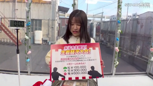 站立 · 中景 · 认真 · 浅色毛衣 · 告示板 · 户外挑战 · 室外透明屋 · 手持告示板