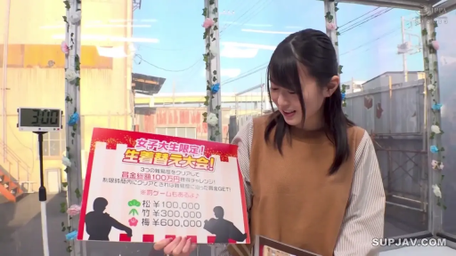 站立 · 中景 · 微笑 · 展示看板 · 玻璃房 · 告示牌 · 综艺截图 · 马甲与衬衫