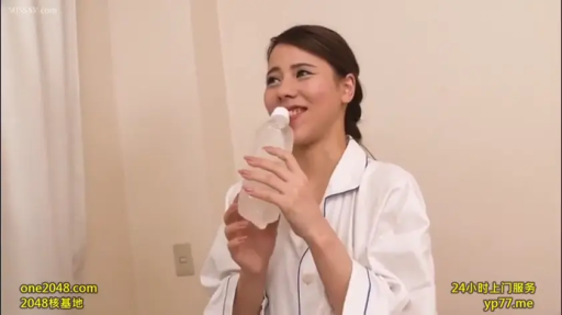 室內 · 坐姿 · 微笑 · 上半身 · 睡衣 · 成人 · 塑料瓶 · 拿水瓶