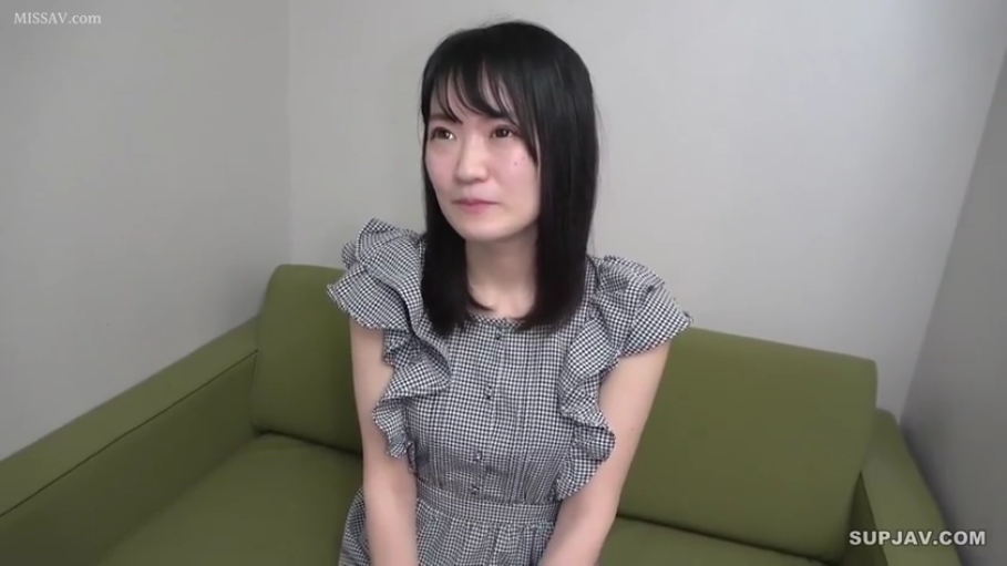 站立 · 客厅 · 中文字幕 · 害羞 · 遮嘴 · 欧式家具 · 黑色蕾丝透视裙