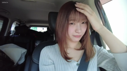 坐姿 · 微笑 · 车内 · 头部特写 · 安全带 · 棕色长发 · 撩头发 · 浅色针织衫