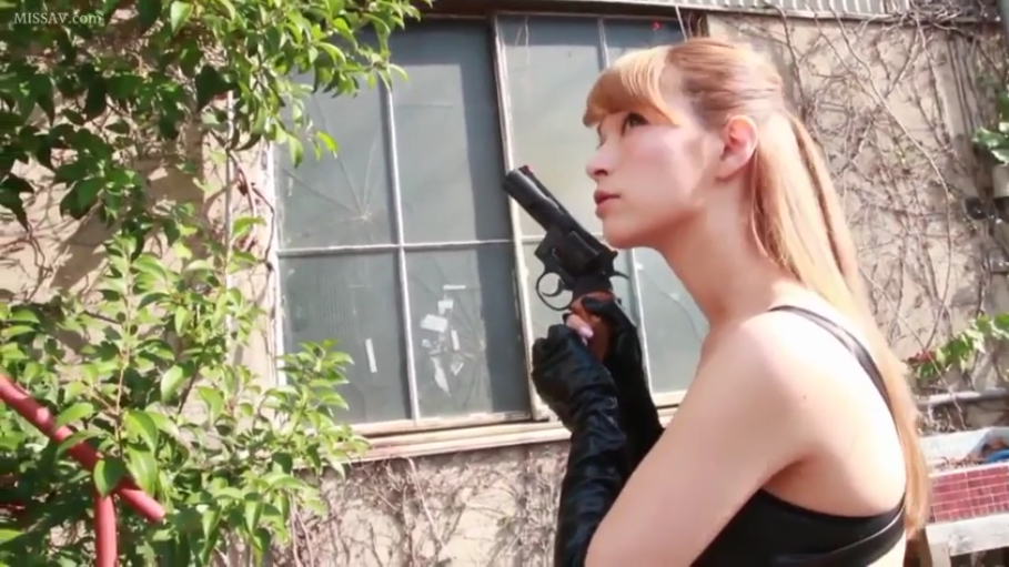 严肃 · 角色扮演 · 窗边 · 侧脸特写 · 侧向站立 · 黑色长手套 · 持枪 · 左轮手枪