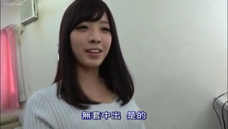 室内 · 站立 · 微笑 · 面部特写 · 中文字幕 · 谈话 · 针织上衣