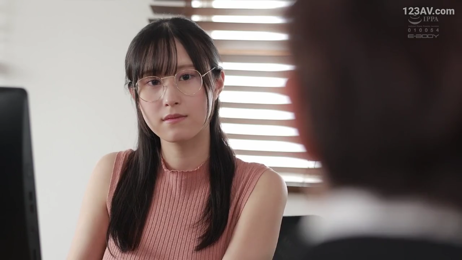 室内 · 仰卧开腿 · 指交 · 阴毛 · 阴部特写 · 痛苦呻吟 · 下半身全裸