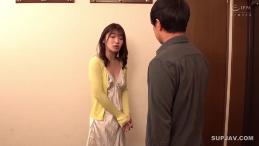 全身 · 站姿 · 剧情 · 走廊 · 对视 · 丝绸睡裙 · 墙壁 · 无奈