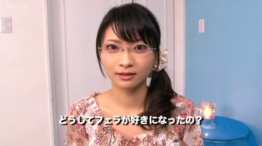 室内 · 眼镜 · 自然 · 面部特写 · 访谈 · 正面 · 碎花上衣 · 日文字幕