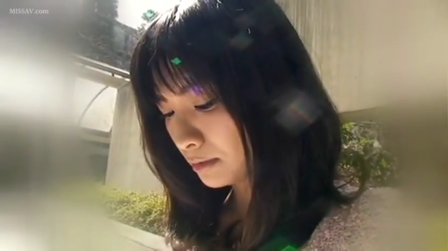 低头 · 脸部特写 · 平静 · 注视 · 便服 · 户外 · 长发