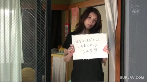 室内 · 站立 · 中景 · 平静 · 偷窥视角 · 展示看板 · 黑色短袖 · 手写看板