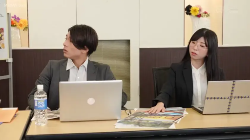 坐姿 · 严肃 · 办公室 · 笔记本电脑 · 西装 · 职场 · 讨论