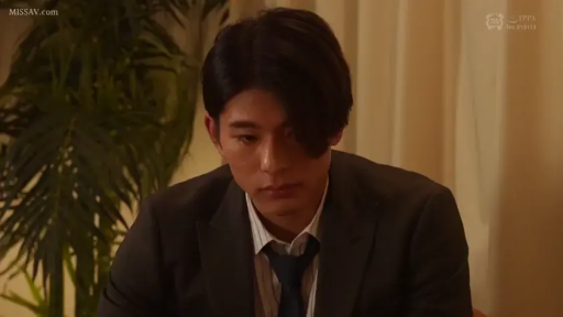 室内 · 坐姿 · 严肃 · 沉思 · 半身 · 西装 · 男性