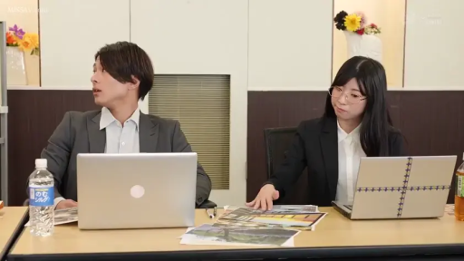 坐姿 · 专注 · 办公室 · 中景 · 职业装 · 笔记本电脑 · 办公 · 职场剧情