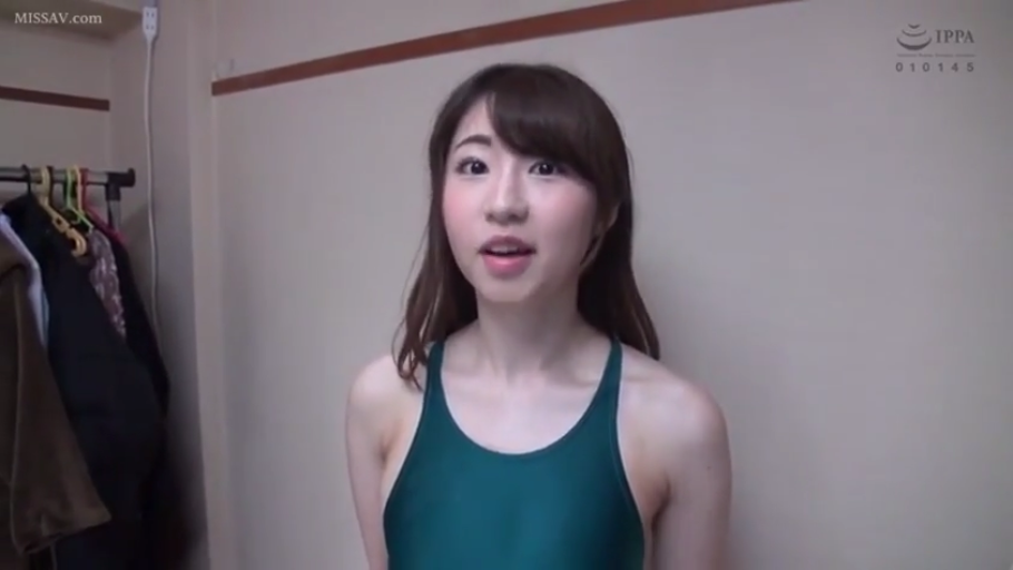 室内 · 脸部 · 站立 · 注视 · 张嘴 · 衣架 · 绿色连体泳衣 · 竞泳