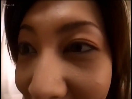 室內 · 嚴肅 · 注視 · 局部特寫 · 模糊 · 正面 · 未知