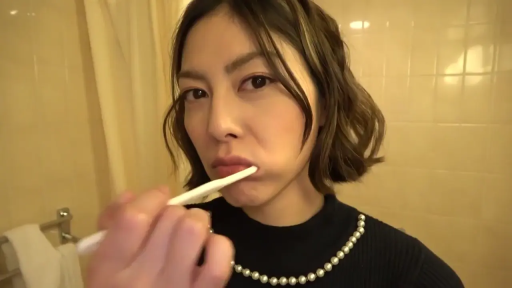 面部 · 浴室 · 日常 · 刷牙 · 牙刷 · 中性 · 自拍姿势 · 黑色高领