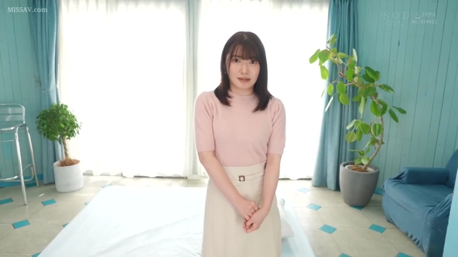 卧室 · 胸部特写 · 巨乳 · 陶醉 · 枕头 · 仰卧 · 白色上衣 · 舔乳