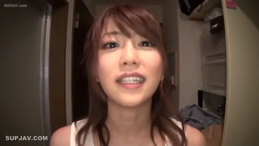 Indoor · Close-up of the face · 张口 · White tank top · 说话 · Asian women · 正对镜头