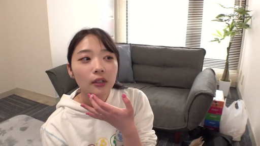 坐姿 · 盆栽 · 自然 · 客厅 · 是 · 讲话 · 白色卫衣 · 采访片段