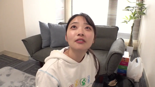 室内 · 跪き姿勢 · 顔のクローズアップ · 白色连帽衫