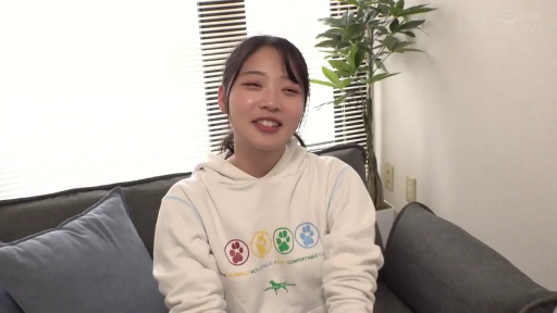 坐姿 · 中景 · 沙发 · 微笑 · 面对镜头 · 室内客厅 · 休闲 · 白色连帽衫