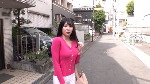 全身 · 自然 · 手提包 · 散步 · 室外街道 · 白色七分裤 · 街拍 · 行走回头