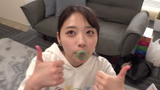 室内 · 顔のクローズアップ · 连帽衫 · 素人 · 俏皮 · 避孕套 · 嘴含避孕套 · 竖起大拇指