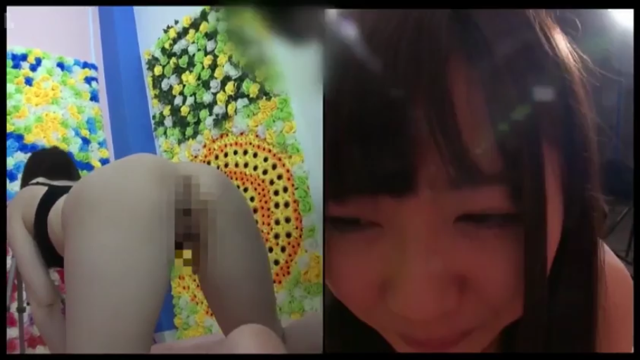 马赛克 · 展示 · 微笑 · 臀部特写 · 撅穴 · 室内影棚 · 黑色上衣 · 花墙