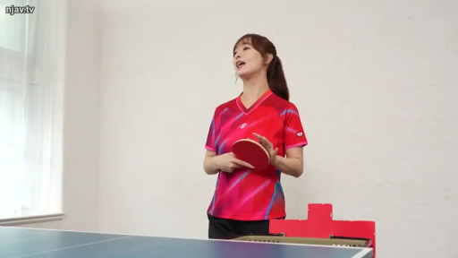 室内 · 站立 · 半身 · 张嘴 · 马尾 · 运动服 · 乒乓球拍 · 拿着乒乓球拍