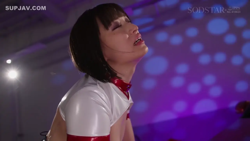 室内摄影棚 · 面部特写 · 仰头 · 漆皮紧身衣