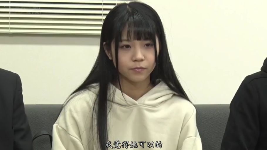 室内 · 坐姿 · 严肃 · 半身 · 注视 · 长发 · 百叶窗 · 卫衣