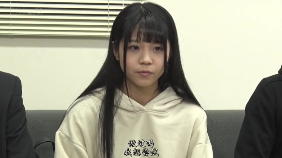 室内 · 坐姿 · 中近景 · 连帽衫