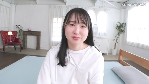 Bedroom · Potted plant · 面部特写 · 居家 · Sit properly. · 温柔 · 镜头互动 · 白色卫衣