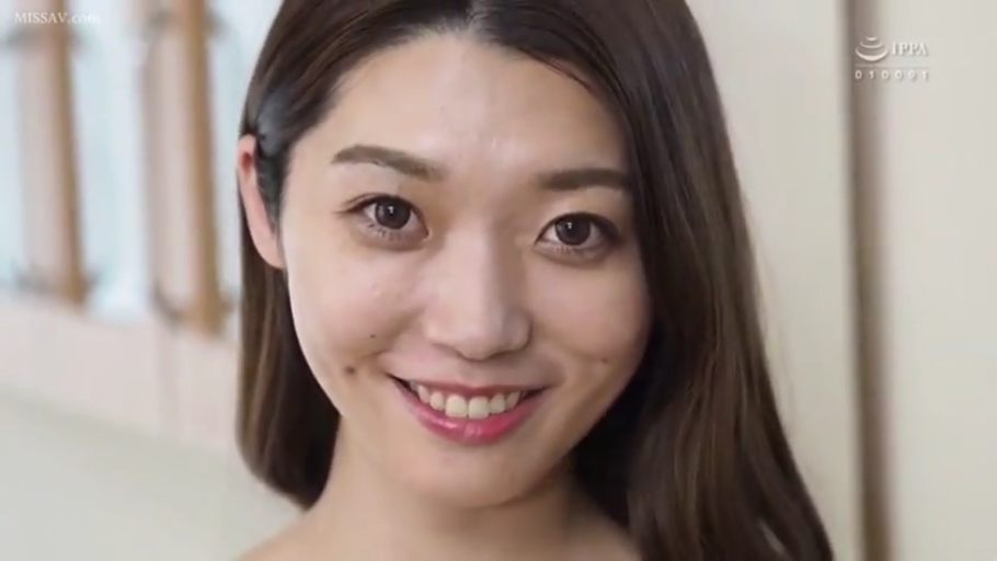 室内 · 微笑 · 面部特写 · 凝视 · 长发 · 正对镜头 · 裸露肩膀