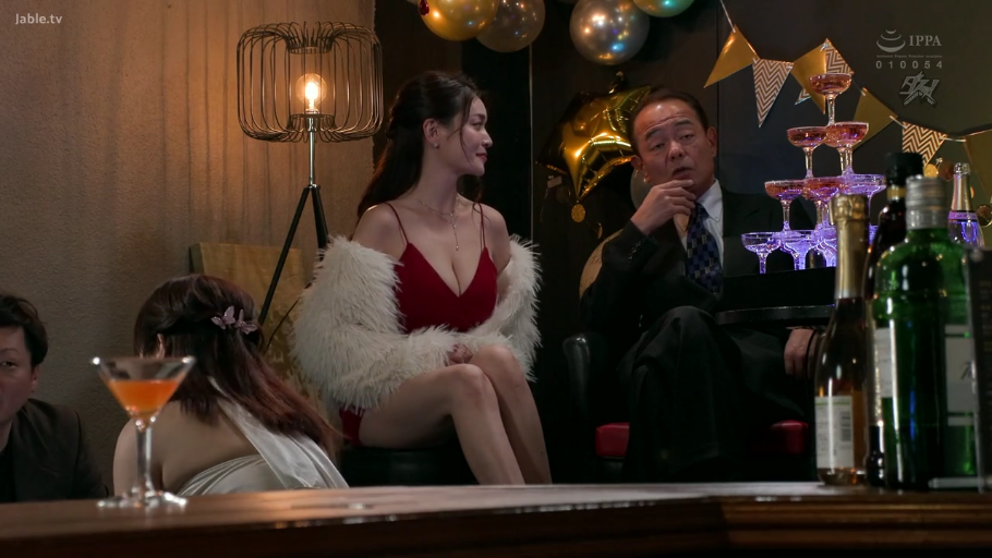 坐姿 · 微笑 · 香槟塔 · 中景镜头 · 装饰气球 · 红色礼服 · 酒吧派对 · 饮酒社交