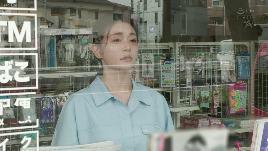 忧郁 · 站立 · 中景 · 注视 · 便利店 · 货架 · 便利店制服 · 日本