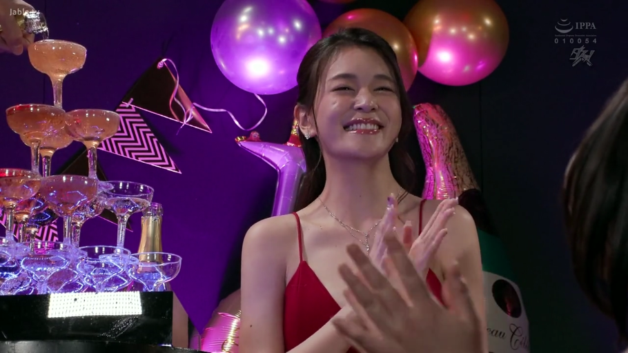 站立 · 半身 · 开心 · 鼓掌 · 红色吊带裙 · 香槟塔 · 聚会现场 · 欢庆