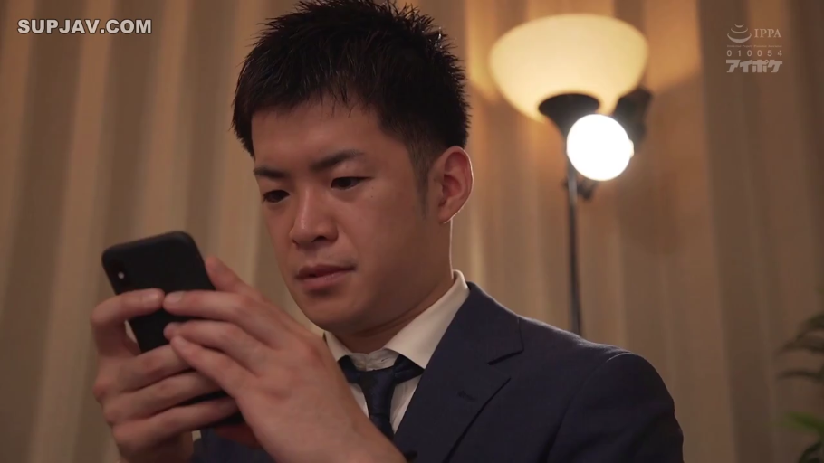 室内 · 坐姿 · 严肃 · 脸部特写 · 看手机 · 手机 · 西装 · 男性