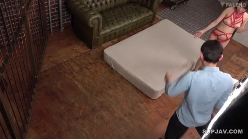 站立 · 全景 · 自然 · 床垫 · 摄影棚 · 互动 · 拍摄现场 · 性感内衣