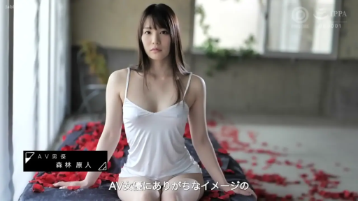 室内 · 坐姿 · 中景 · 平静 · 摆拍 · 白色吊带 · 玫瑰花瓣 · 屏幕字幕