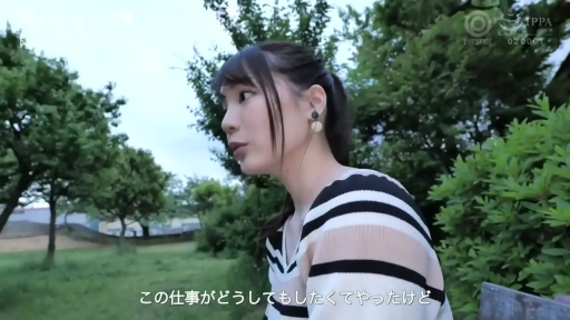 面部 · 摆拍 · 诱惑 · 摄影棚 · 多种姿势 · 封面文字 · 多种服装 · 拼贴封面