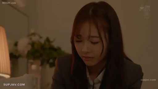 寝室 · 座り姿勢 · 憂鬱 · 頭を下げる · 顔部のクローズアップ · スーツ · デスクライト