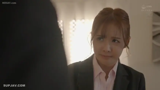 室内 · 委屈 · 顔部のクローズアップ · 站立 · ビジネススーツ · 对视 · アジア人女性