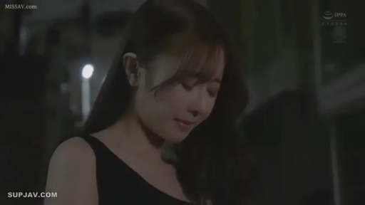 頭を下げる · 顔部のクローズアップ · 屋外 · 黑色无袖裙